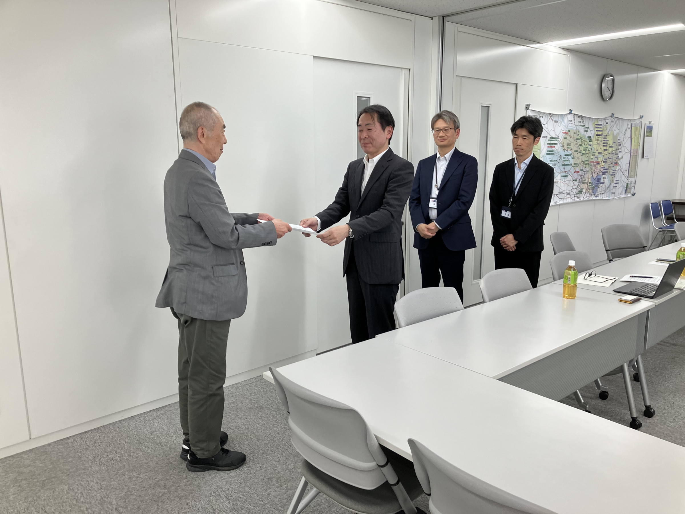 5月7日、UR都市機構に二丁目及び三丁目自治会が要望書を手渡しました。自治会からは林、吉成両副会長、URからは玉井担当部長、佐藤課長、篠田課長が出席しました。