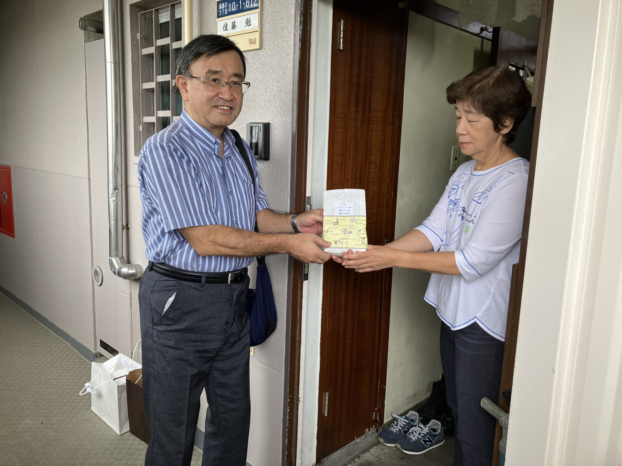 9月15日は敬老の日でした。自治会では今年75歳になる方にお祝いの品をお届けしました。第四支部の佐藤さんに宮坂会長から直接お渡ししました。