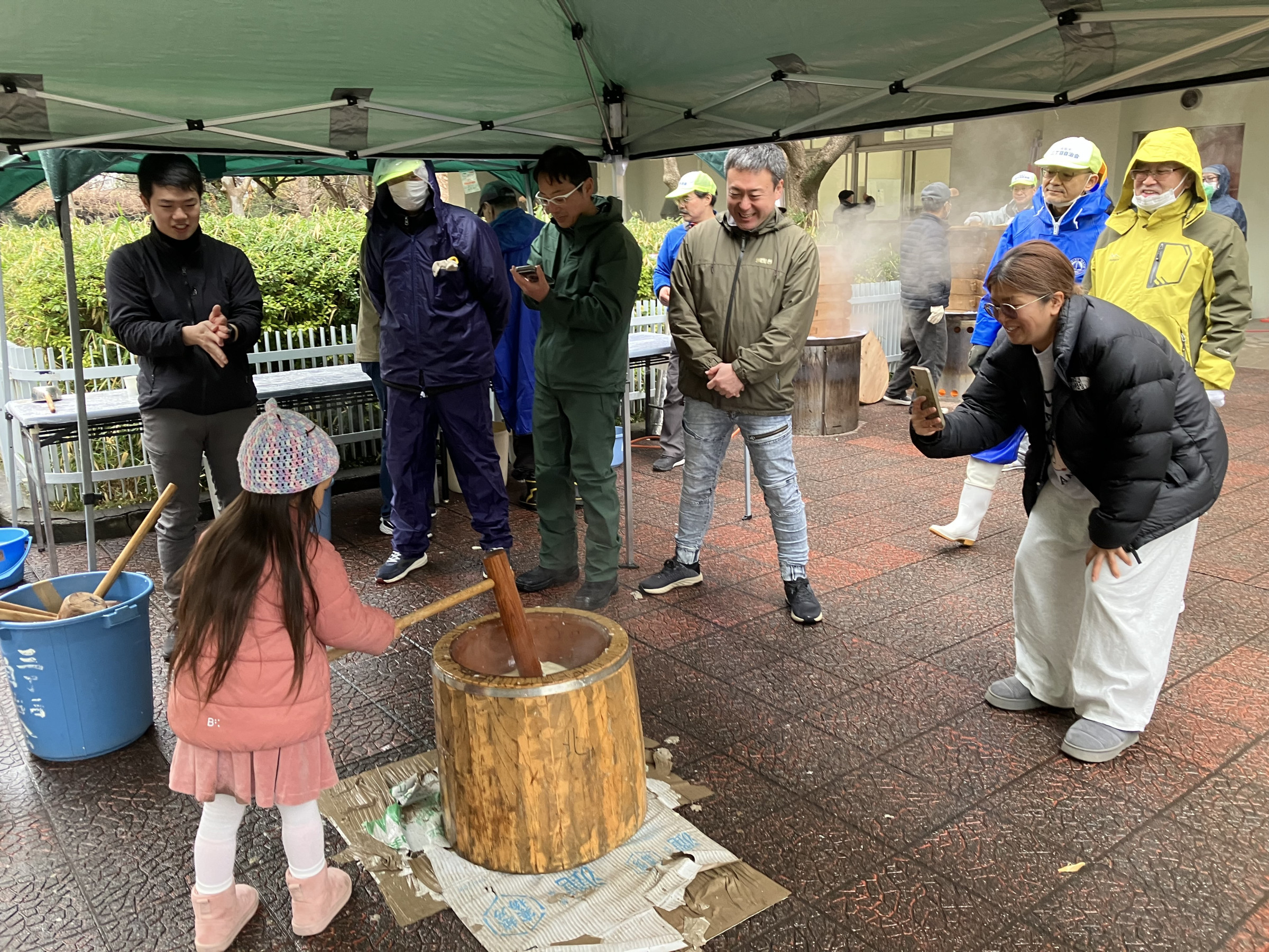 2月11日（日）に恒例の餅つき大会を開催しました。当日は80キロのお餅を用意しました。400人を超える会員の皆様にお渡ししました。