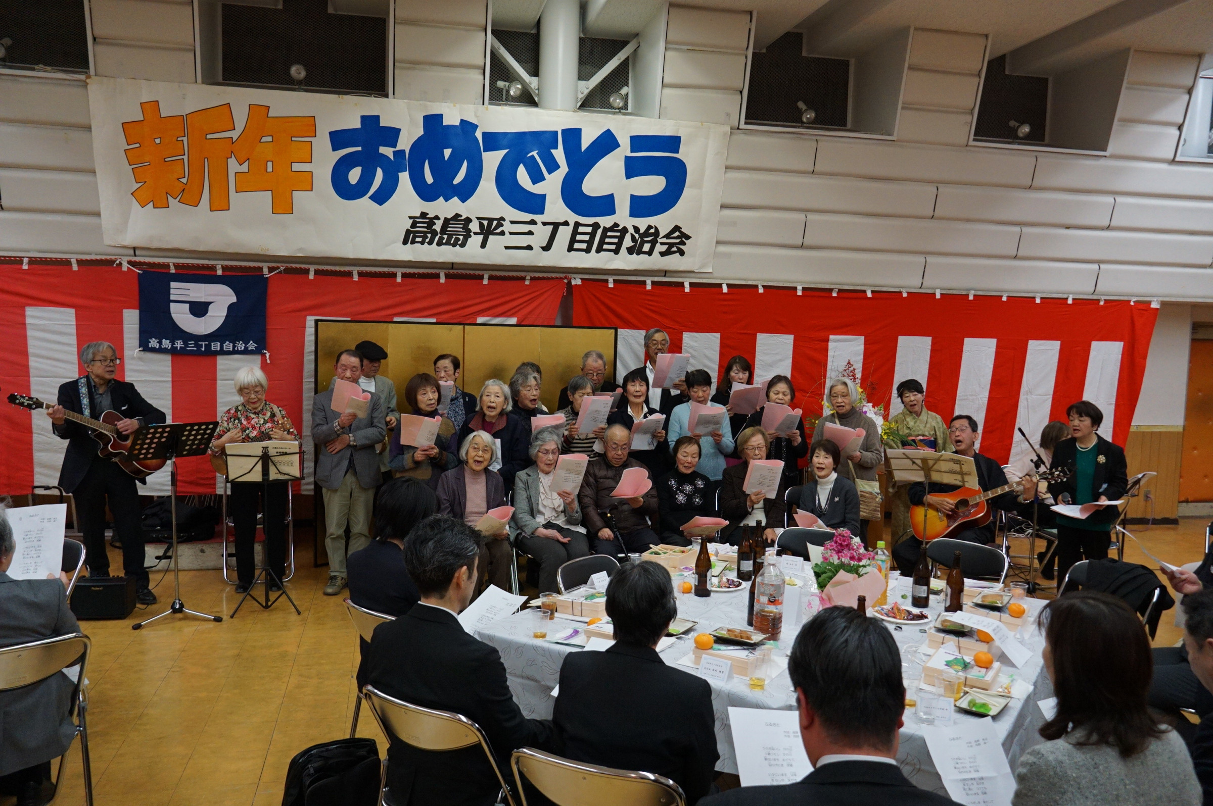 1月11日（日）の午後１時から新年会を開催しました。会員や来賓の皆さま90名が出席しました。新年会では火曜ふれあい合唱団24名が「ふるさと」などを熱唱しました。