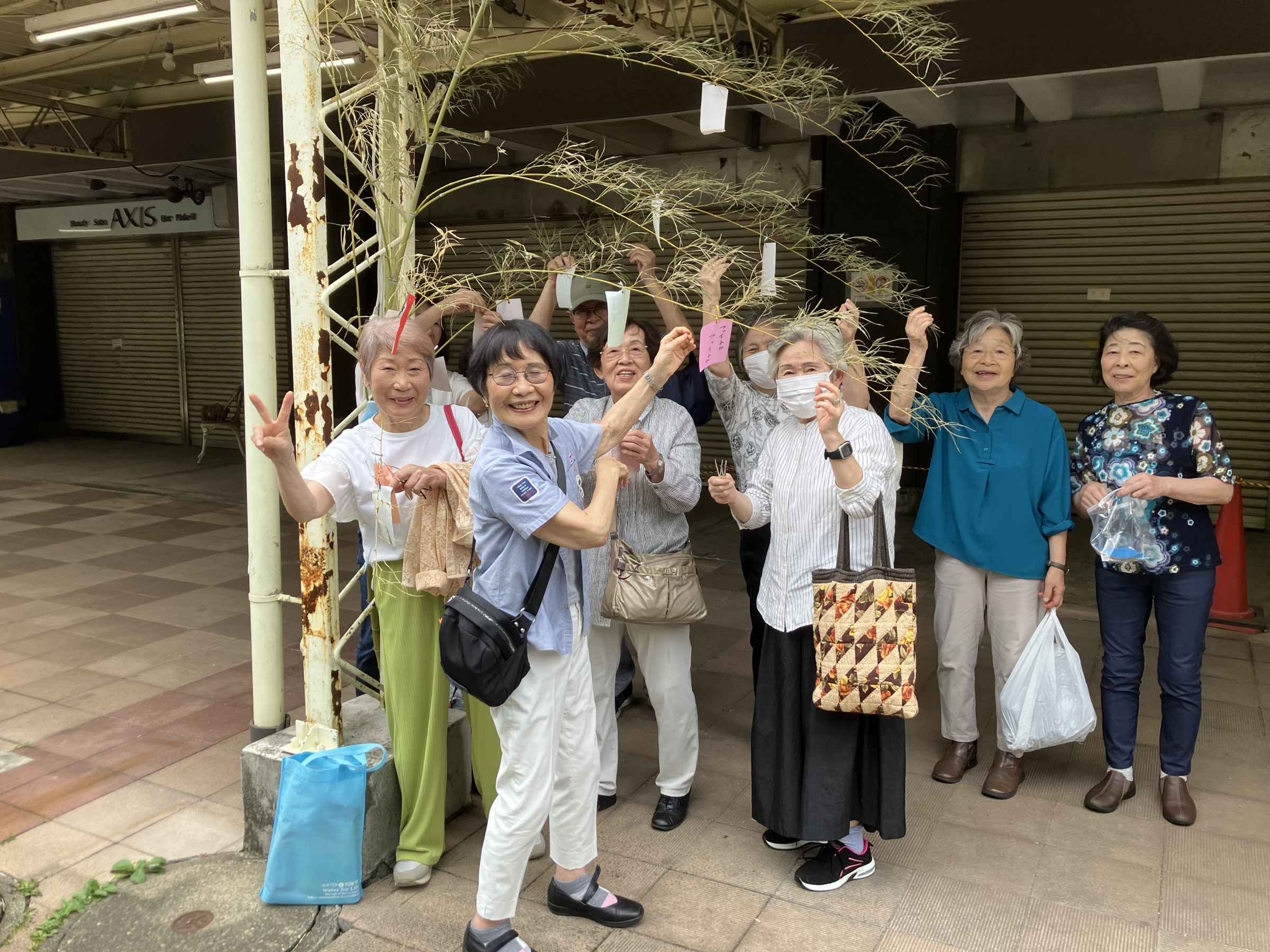 6月下旬からファミリー名店街前のアーケード下に七夕の笹を飾りました。この日は火曜ふれあいルームの参加者が願いごとを短冊に書いて笹に取りつけました。
