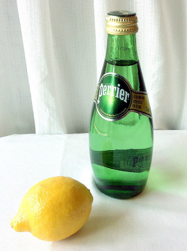 ペリエ瓶とレモン.jpg