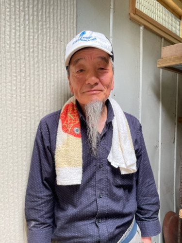 桑の葉茶、柿の葉茶、いちょう葉茶を製造している影山徳夫さん