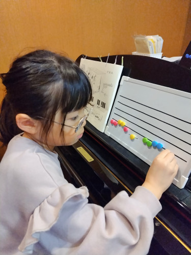 【小千谷市のピアノ教室】 年長さんが自分で楽譜を読んで弾けた「できた!」の瞬間