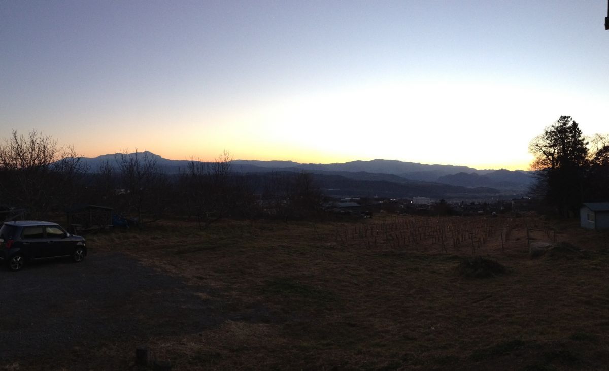 ワイナリーからの眺め　12月　凛とした空気の中、山々の稜線がくっきり