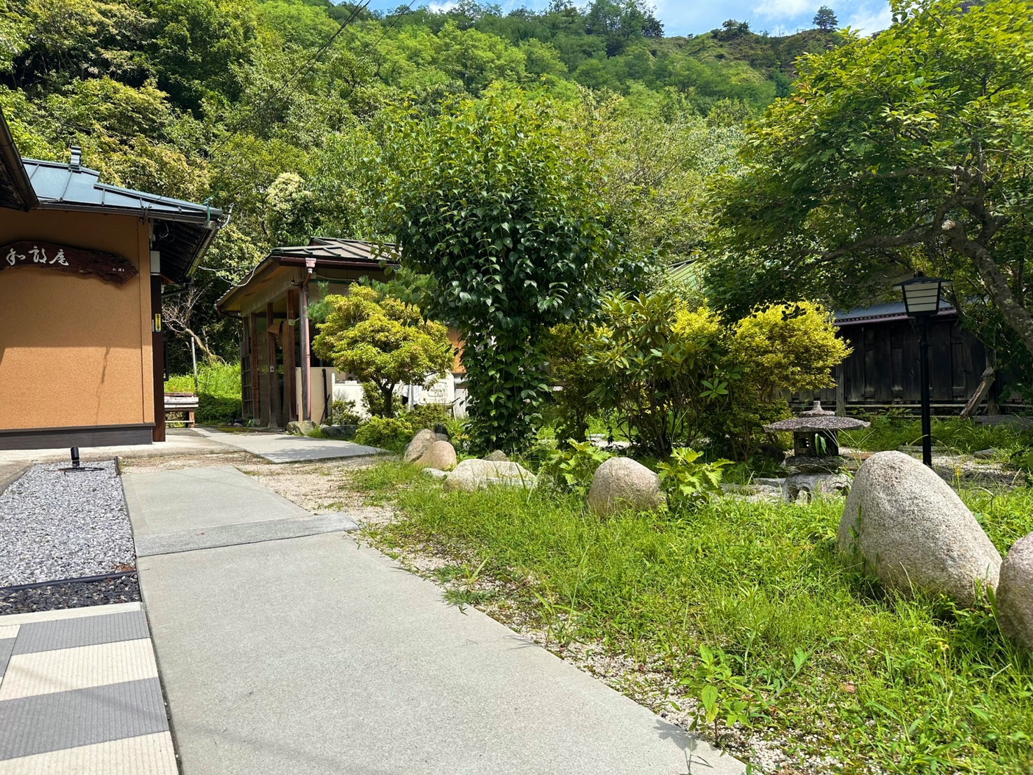 『庭園』 四季折々の景気を楽しみながら玄関へ