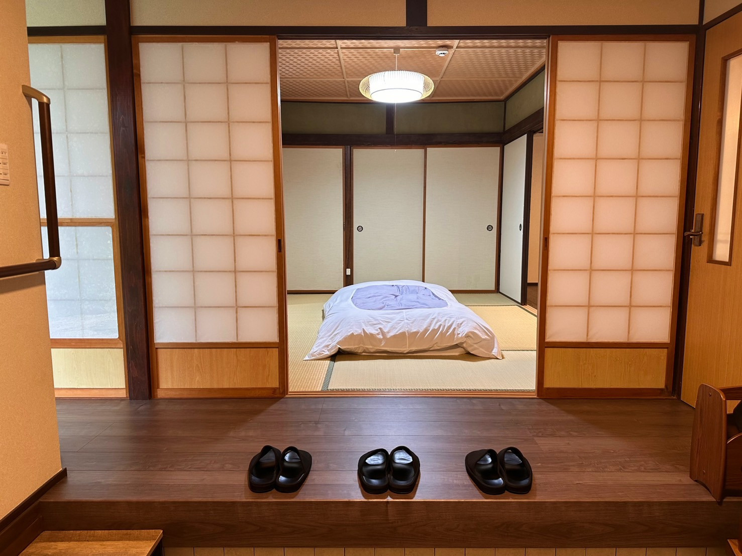 『玄関』 お客様をお迎えする温かな空間