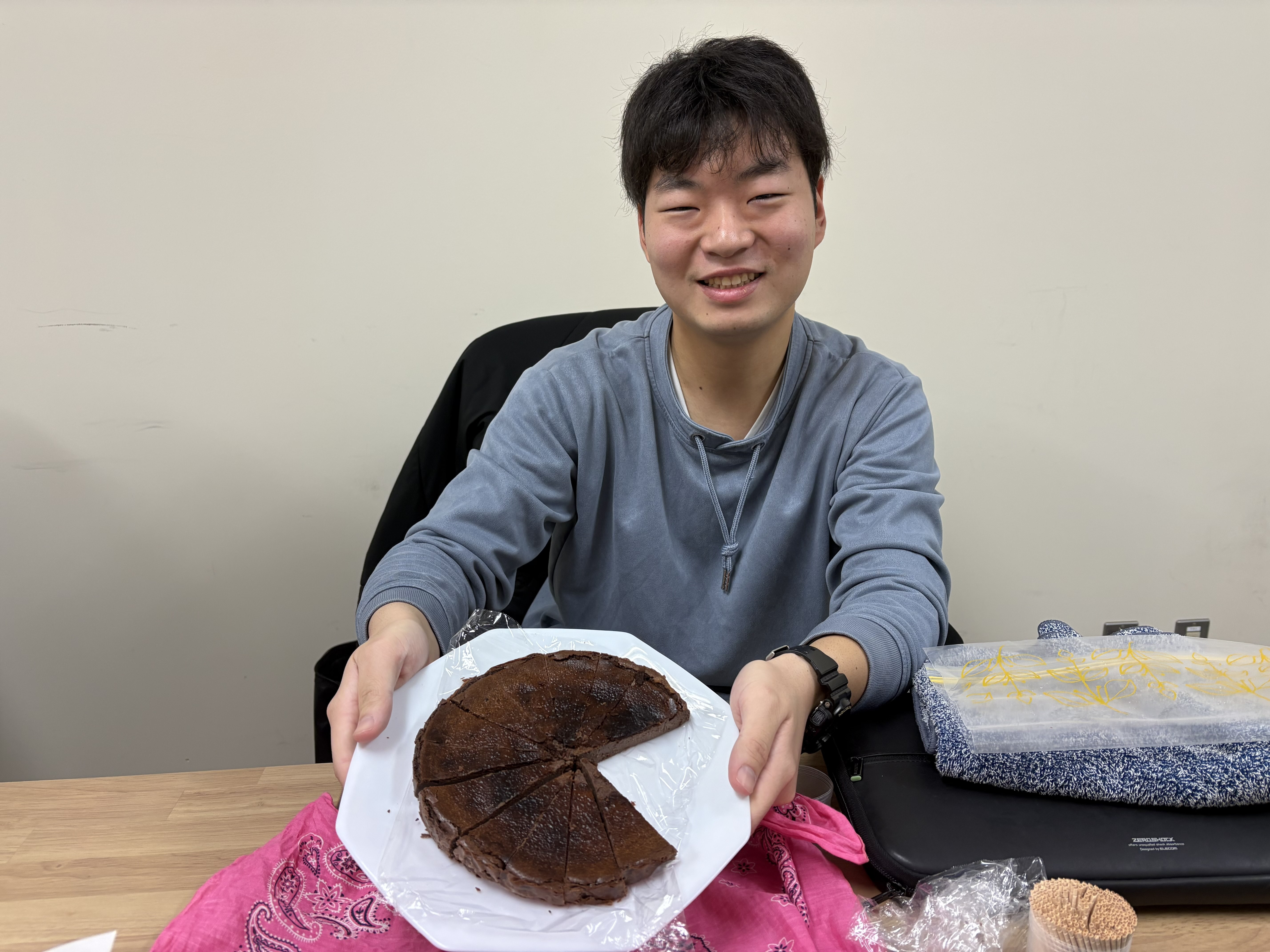 【ゼミ】中西さん・矢野さんの発表とチョコケーキ