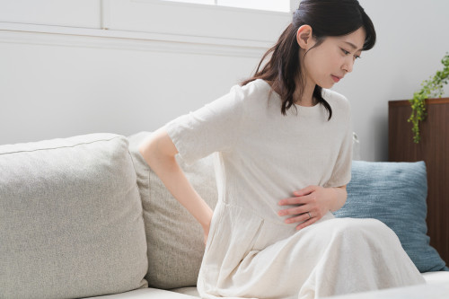 腰痛に「腸」が関係アリ?便秘と腰の痛みの意外なつながり