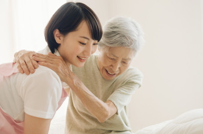 〈 生活サポート 〉　　入浴・食事・排泄など、生活のなかでご自分では動きにくい部分はついてお手伝い致します