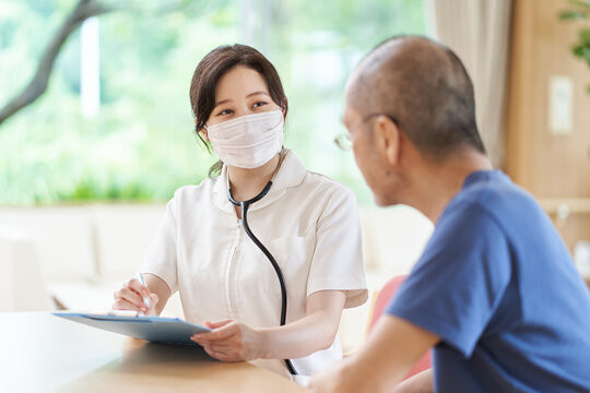 〈 健康管理 〉　　日常の健康管理は、看護職員が行い各医療機関との連携により対応致します