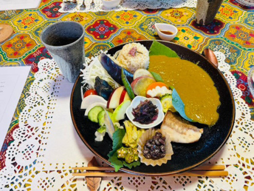 季節のランチ(野草のグリーンカレー)