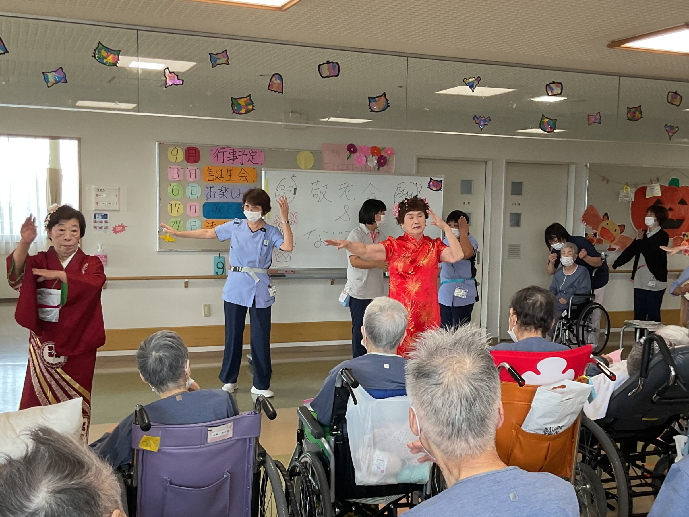 慰問のようす。踊りの輪がどんどん広がりました⭐