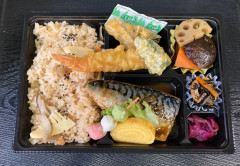 さばの味噌煮と天ぷらの和風弁当