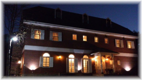 夜のレンガ館外観