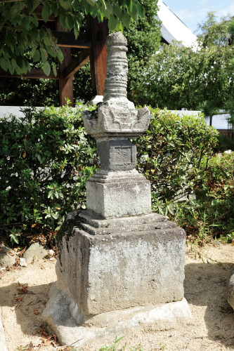 【市指定有形民俗文化財】七日市場宝篋印塔