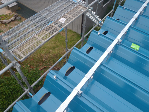 9_雨を落とすための穴開け.jpg
