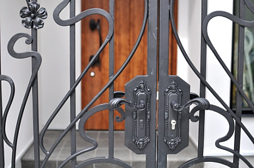 大きなロートアイアンの門扉が見印です。