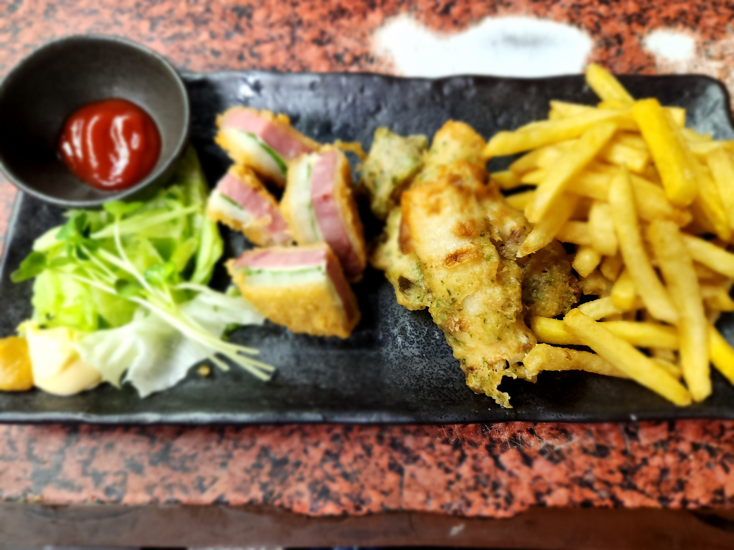 特製！揚げ物盛り合わせ(自家製ハムカツ、ちくわ天ぷら、フライドポテト)1000円