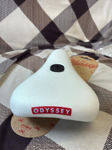 あのシグネチャーサドルに「WHITE」カラーが追加！