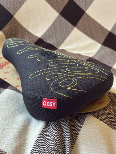 BLACK＆GOLDの組み合わせがGOODなサドル！