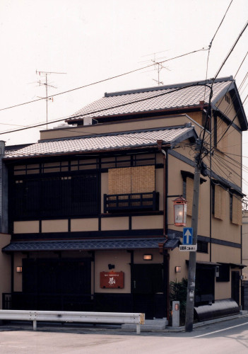 しばらくの間　現金のみのお支払いになります
