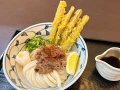 黒毛和牛の炙り肉ごぼう天ぶっかけうどん