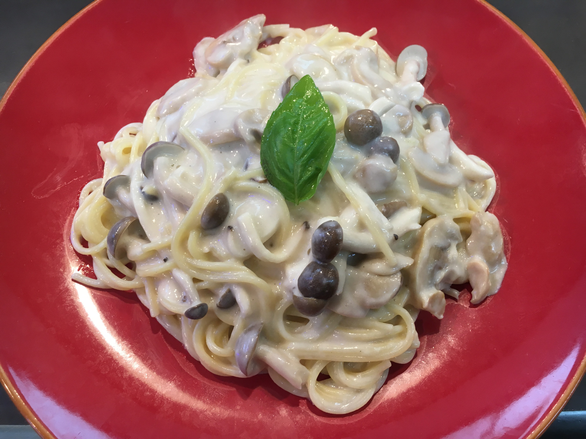 今月のイチオシメニュー   ひき肉と木の子のクリームパスタ