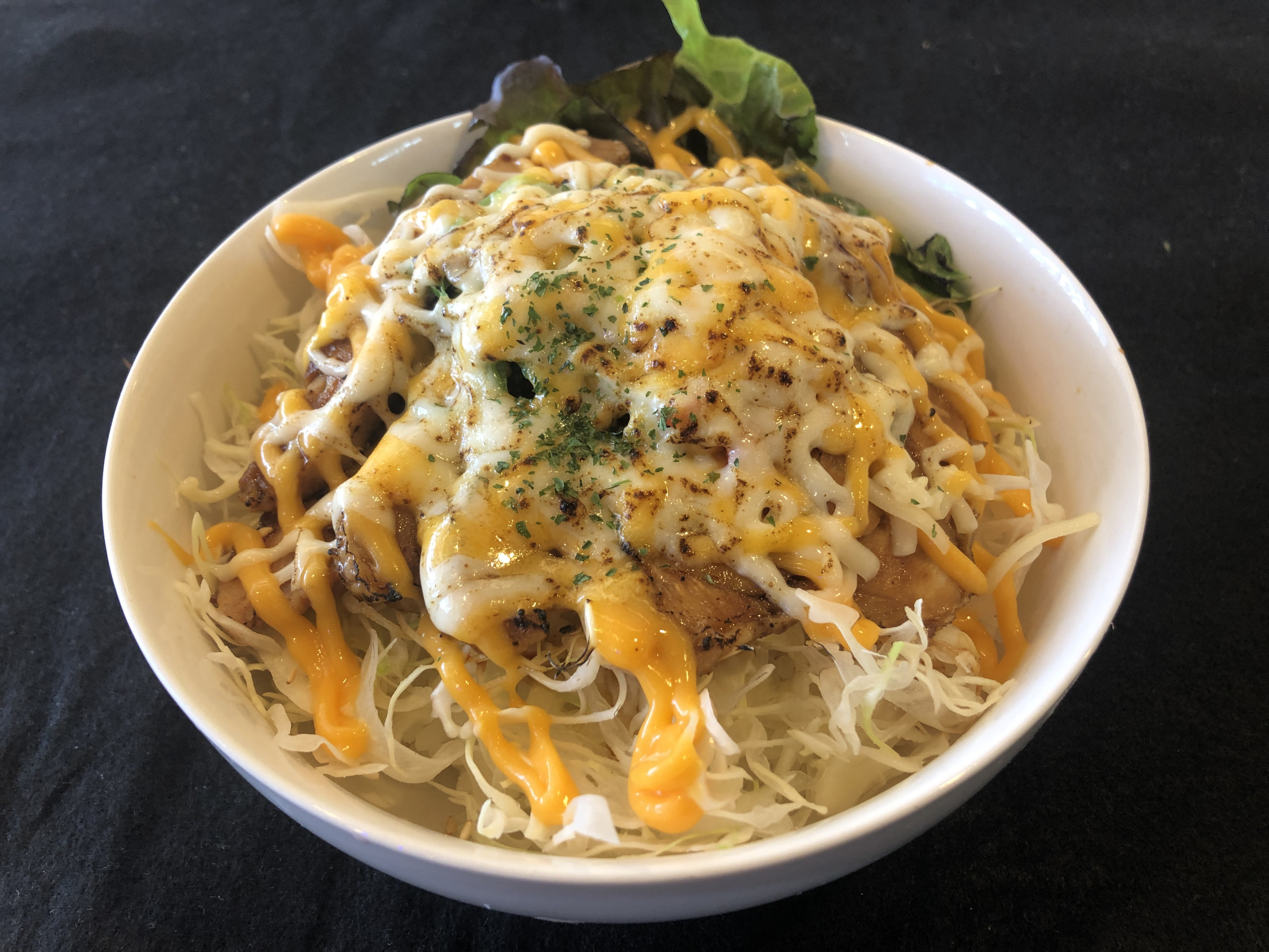 今月のイチオシメニュー   鶏のテリヤキチーズ丼