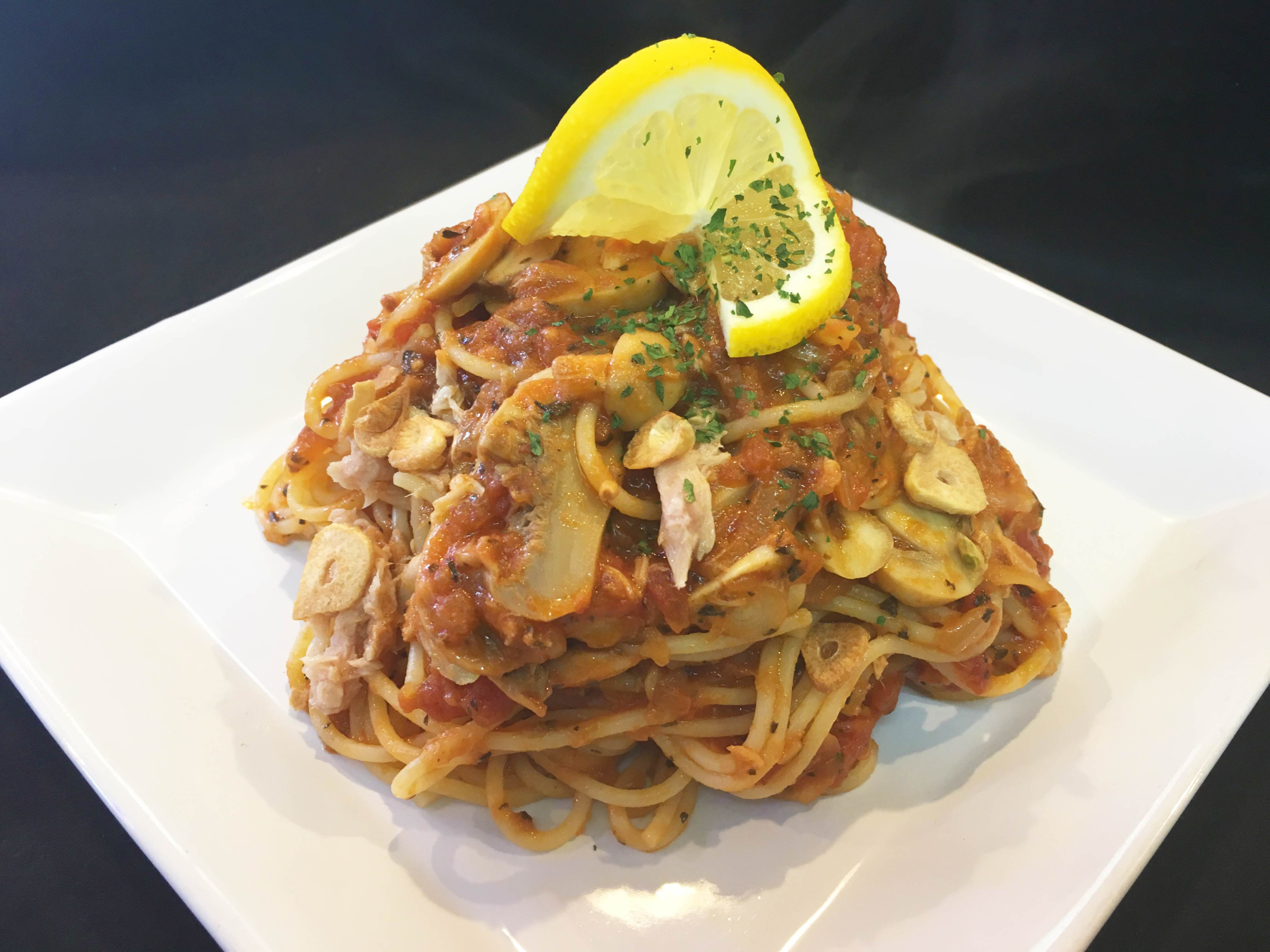 今月のイチオシメニュー   ツナとほうれん草のトマトソースパスタ