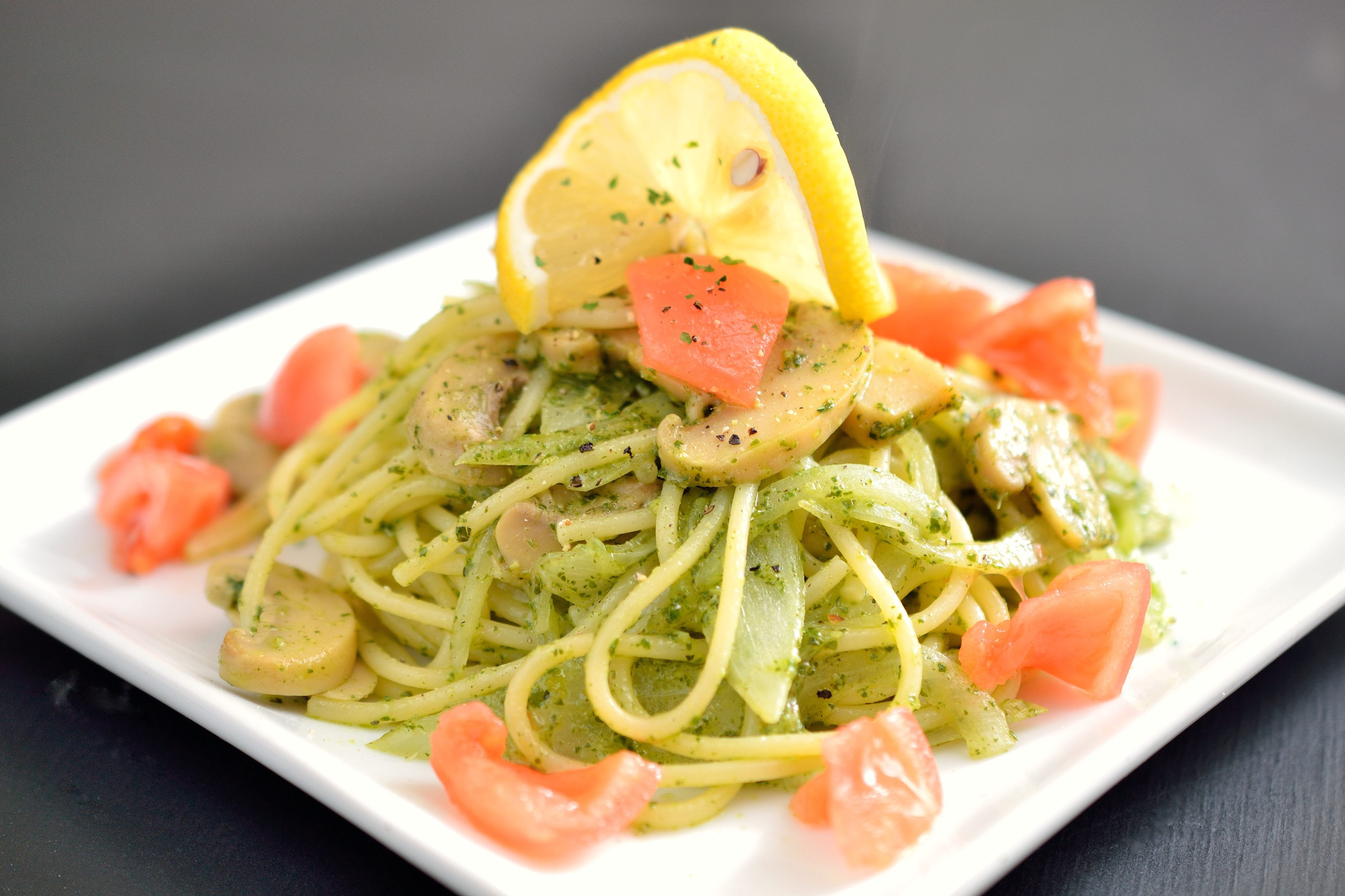 週末、数量限定ランチ  「冷製海老バジルパスタ」