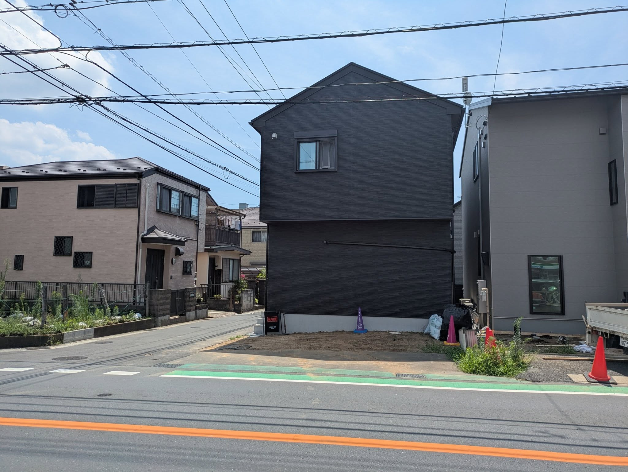 店舗前、一軒家にしか見えませんが看板あります。ファミマの真ん前