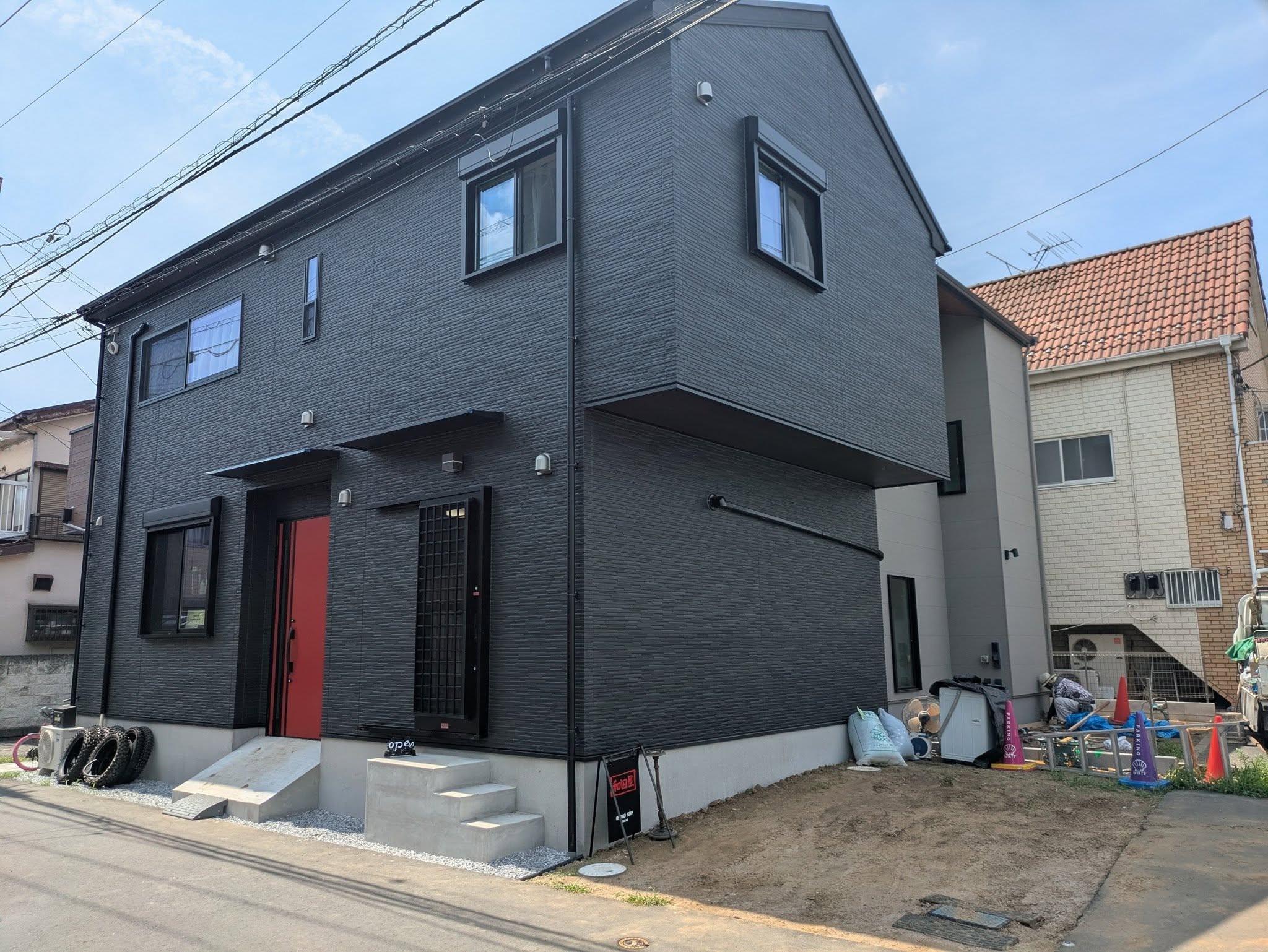建物前の土のエリアが駐車場です