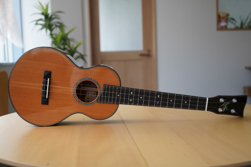 Naturel ukulele テナーウクレレが入荷しました