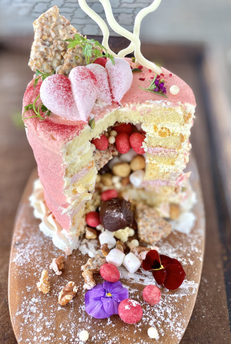 季節限定かくれんぼ!「イチゴとクリームチーズのハレの日ケーキ!」
