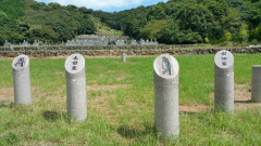 円柱墓石4本ＵＰ.png