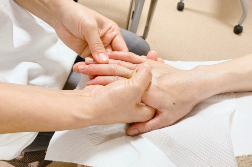 【コラム】アロマハンドケアに必要な3つの要素|タッチング・アロマ・SMC行動医学療法で安心のケアを(2025/10/2 福岡マリアリーフ)