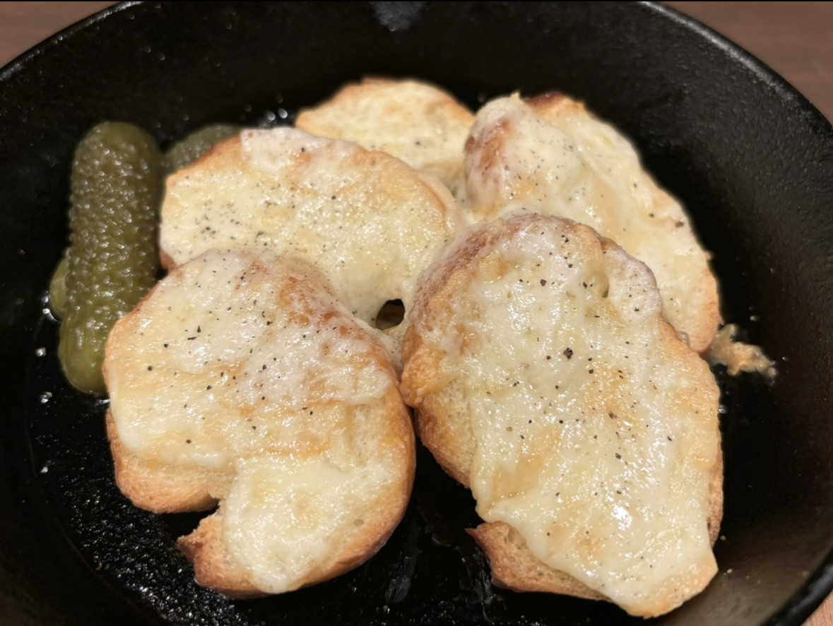 バゲットのラクレットチーズがけ