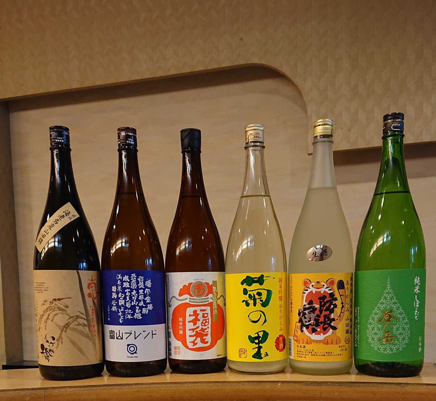 お米のエキスの日本酒にも、力を入れて、取り揃えております。昼呑みも出来ます。