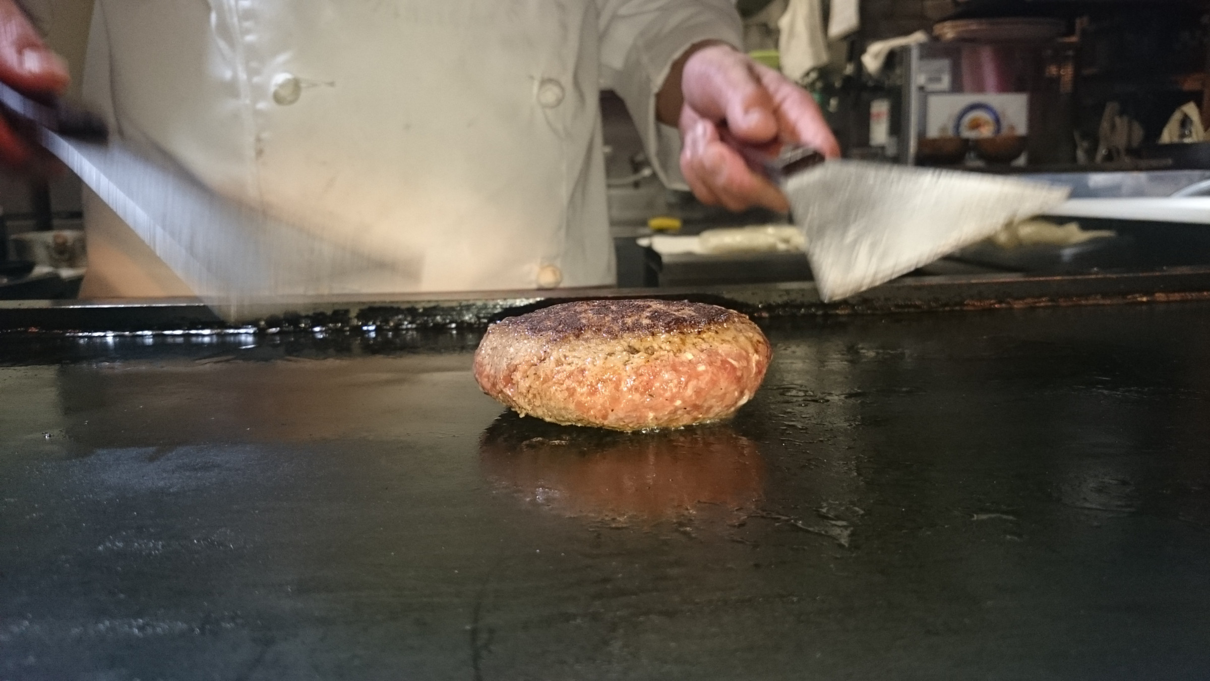 鉄板でお肉を一つ一つ丁寧に焼き上げます。
