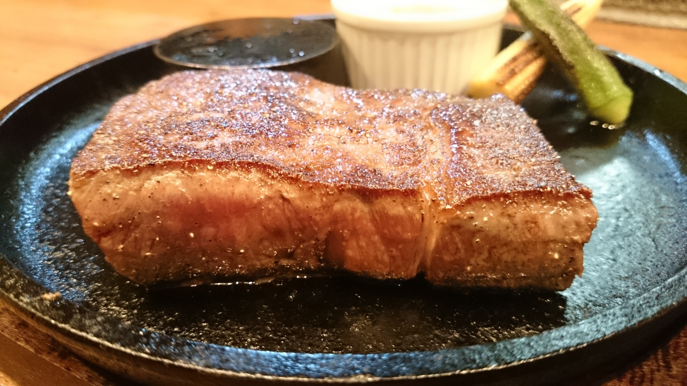 ステーキは黒毛和牛赤身のランプ肉を使用しています。