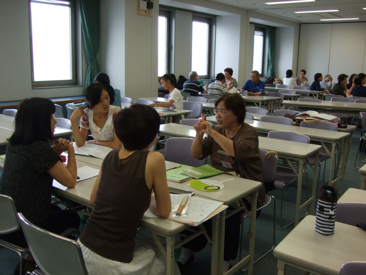 日本語交流活動は毎週月曜、木曜、金曜、日曜に実施。日本人ボランティアと外国人市民の出会いと交流の場として定着しています。