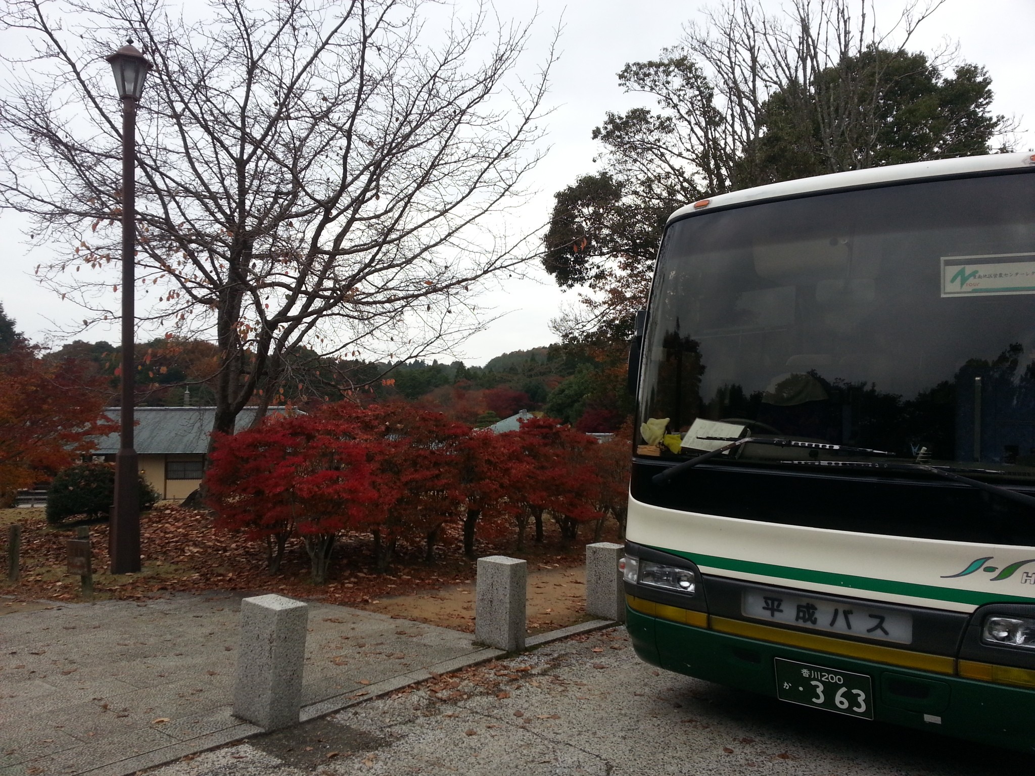 20161121三景園の紅葉とバス.jpg