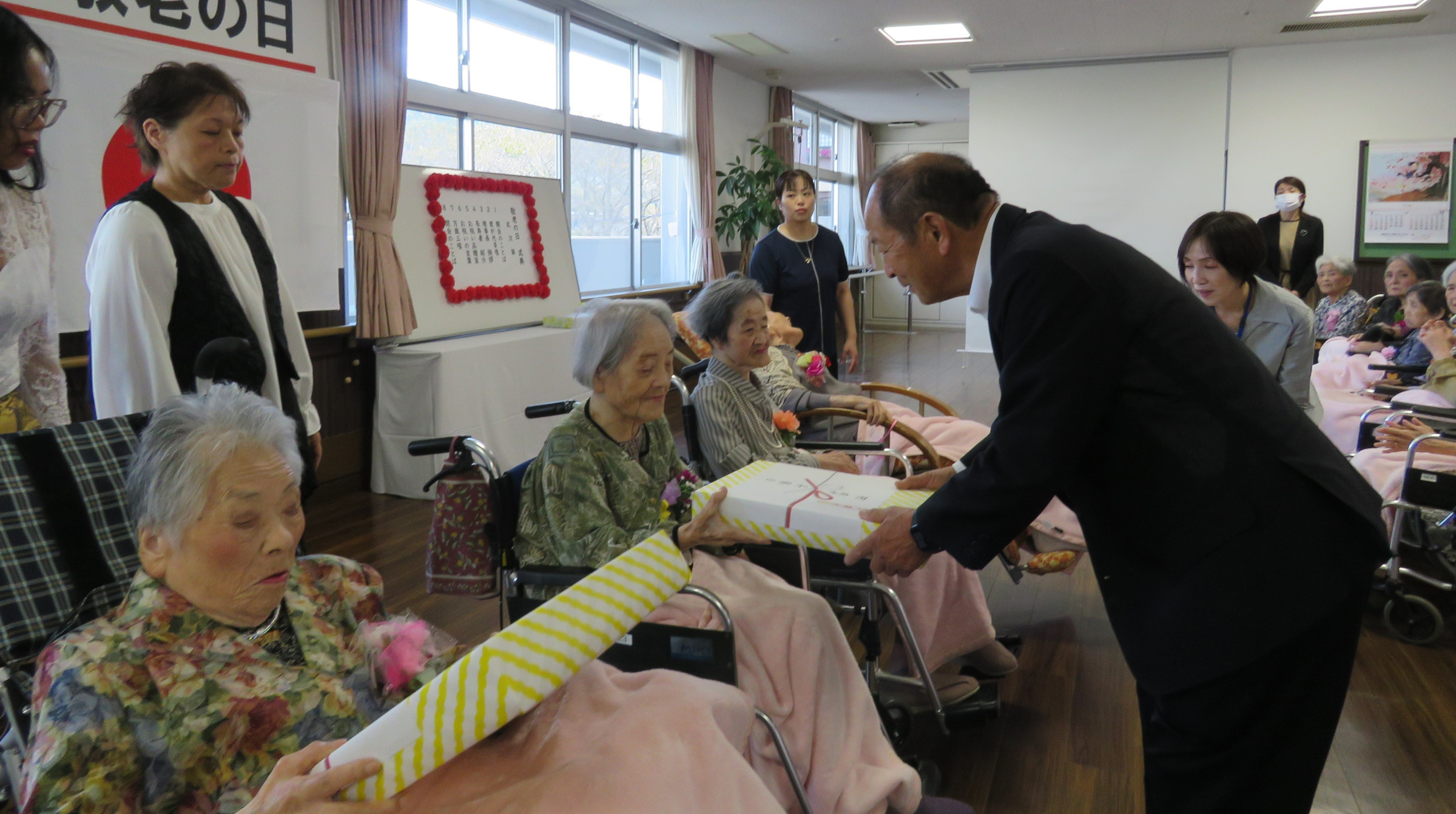 「これからも穏やかで笑顔あふれる毎日をお過ごしください」 理事長さんからお祝いが届けられました！