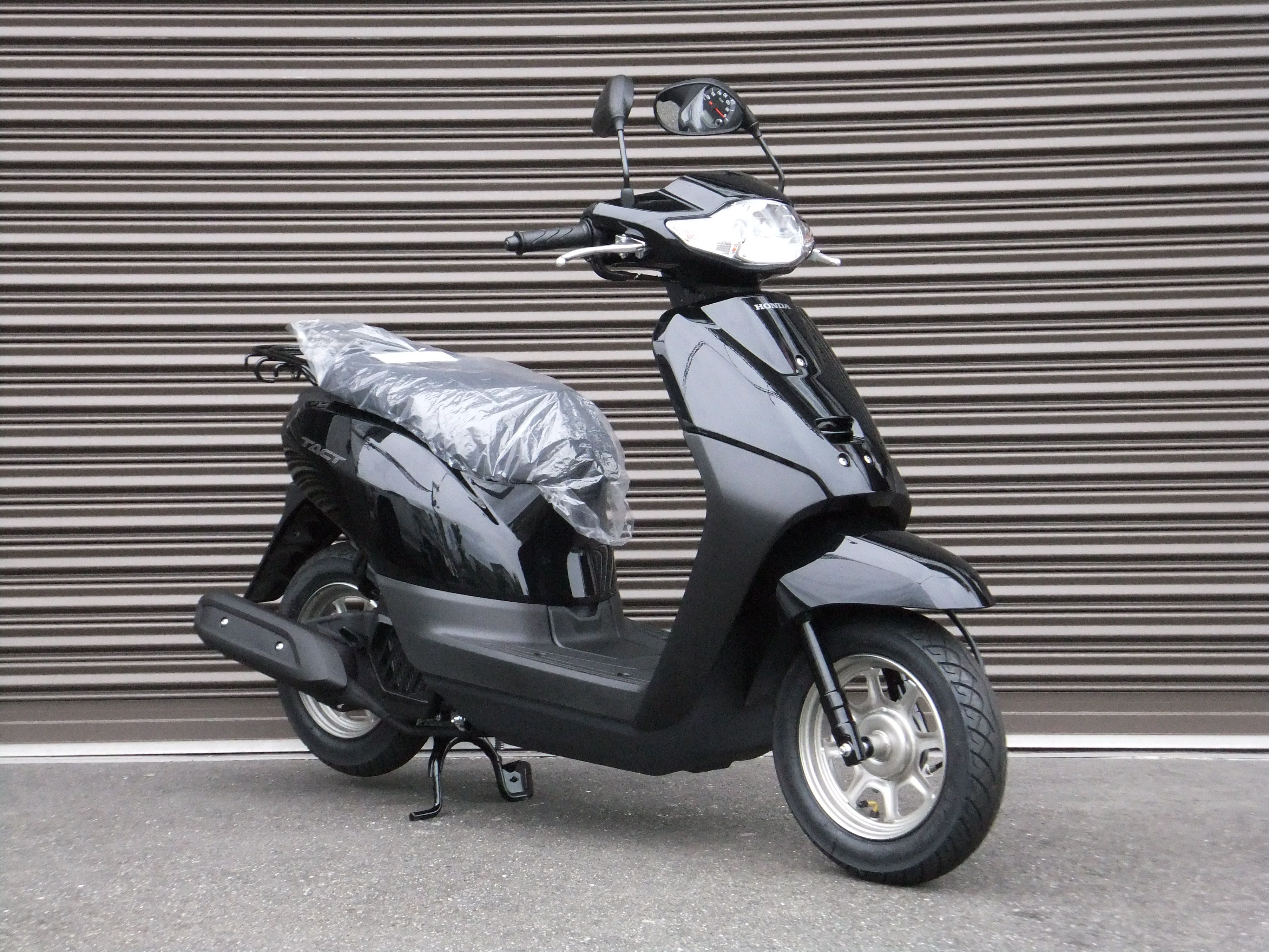 タクトベーシックのブラック、入荷しました。