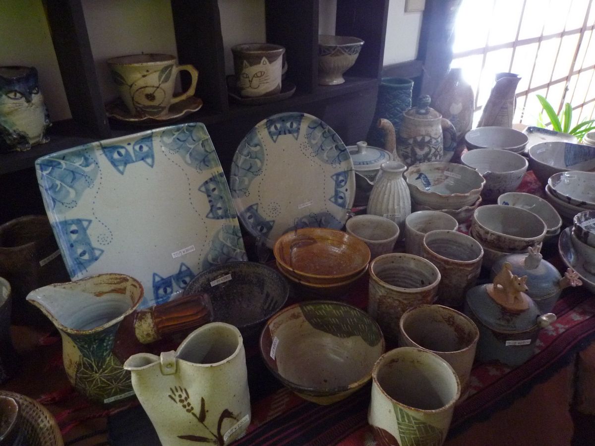 陶芸作家の作品を展示販売するコーナー。