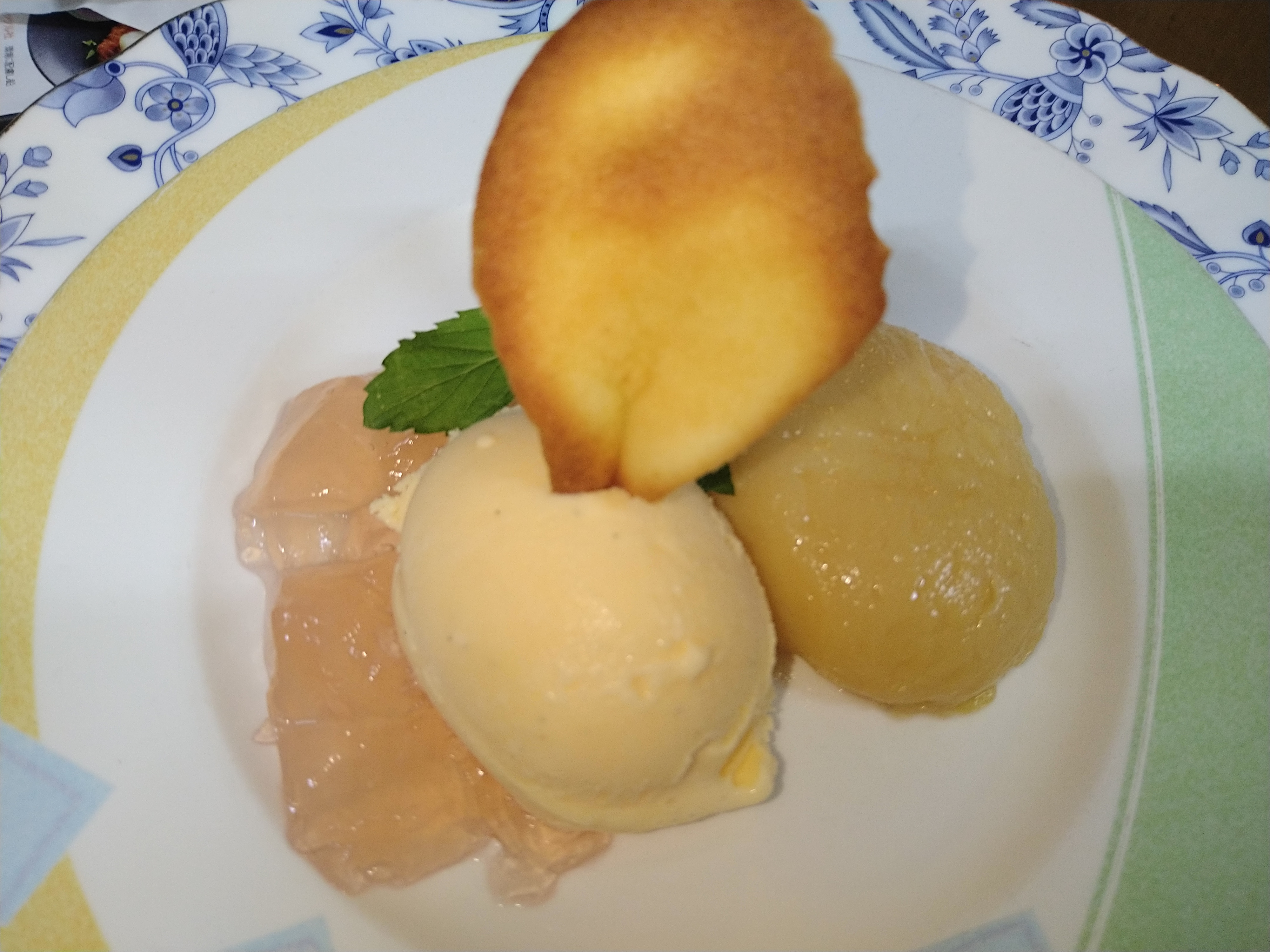 桃のコンポート バニラアイス添え