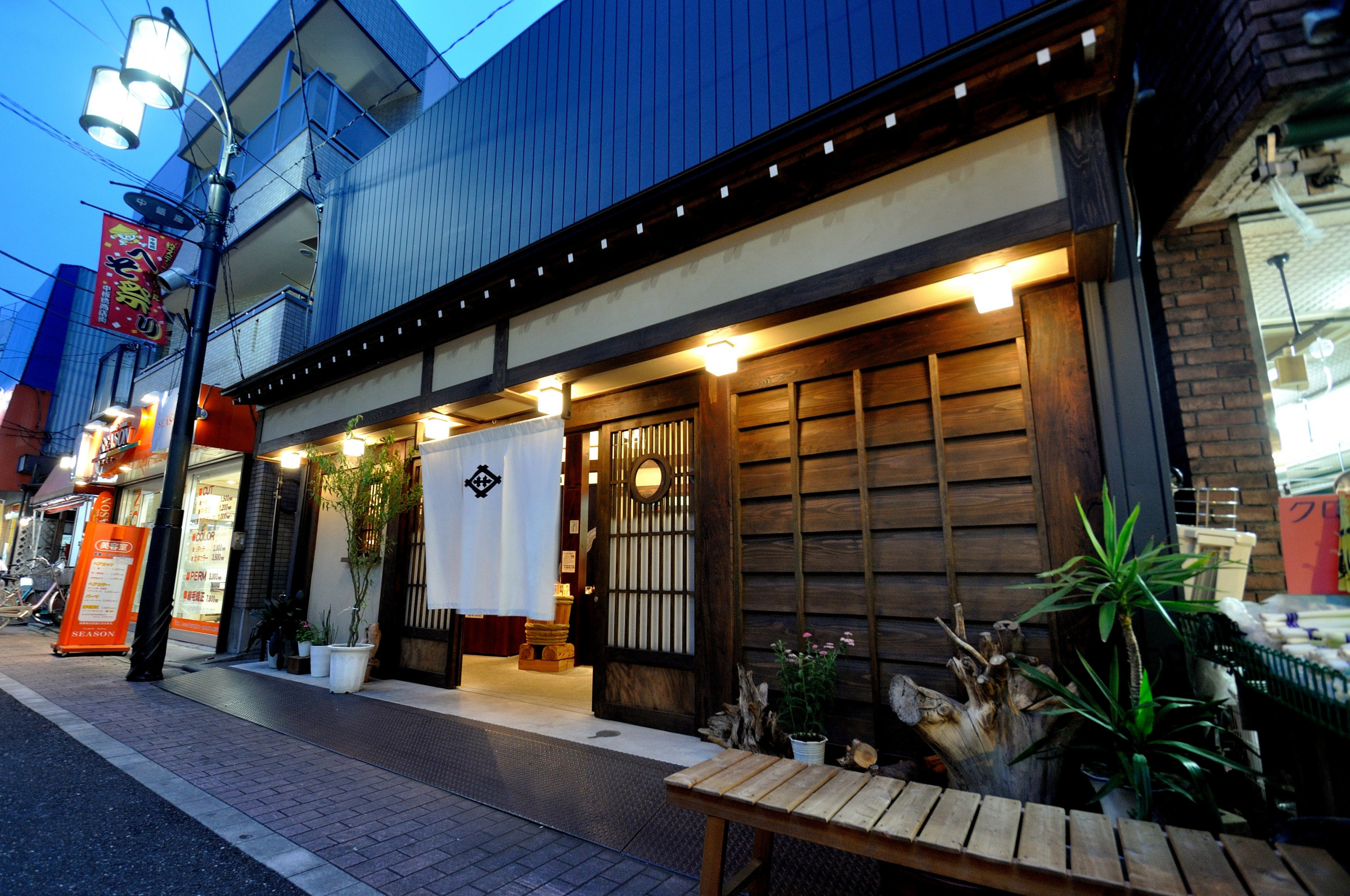日本一小さい漬物屋「坂井善三商店」があります。