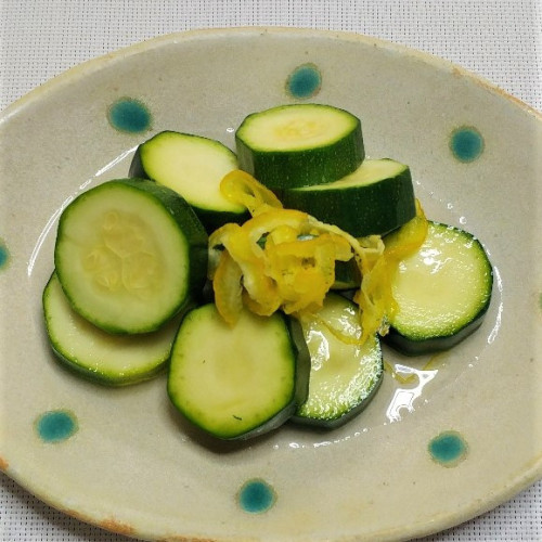 ズッキーニの浅漬け(柚子風味)・・・出たよ!