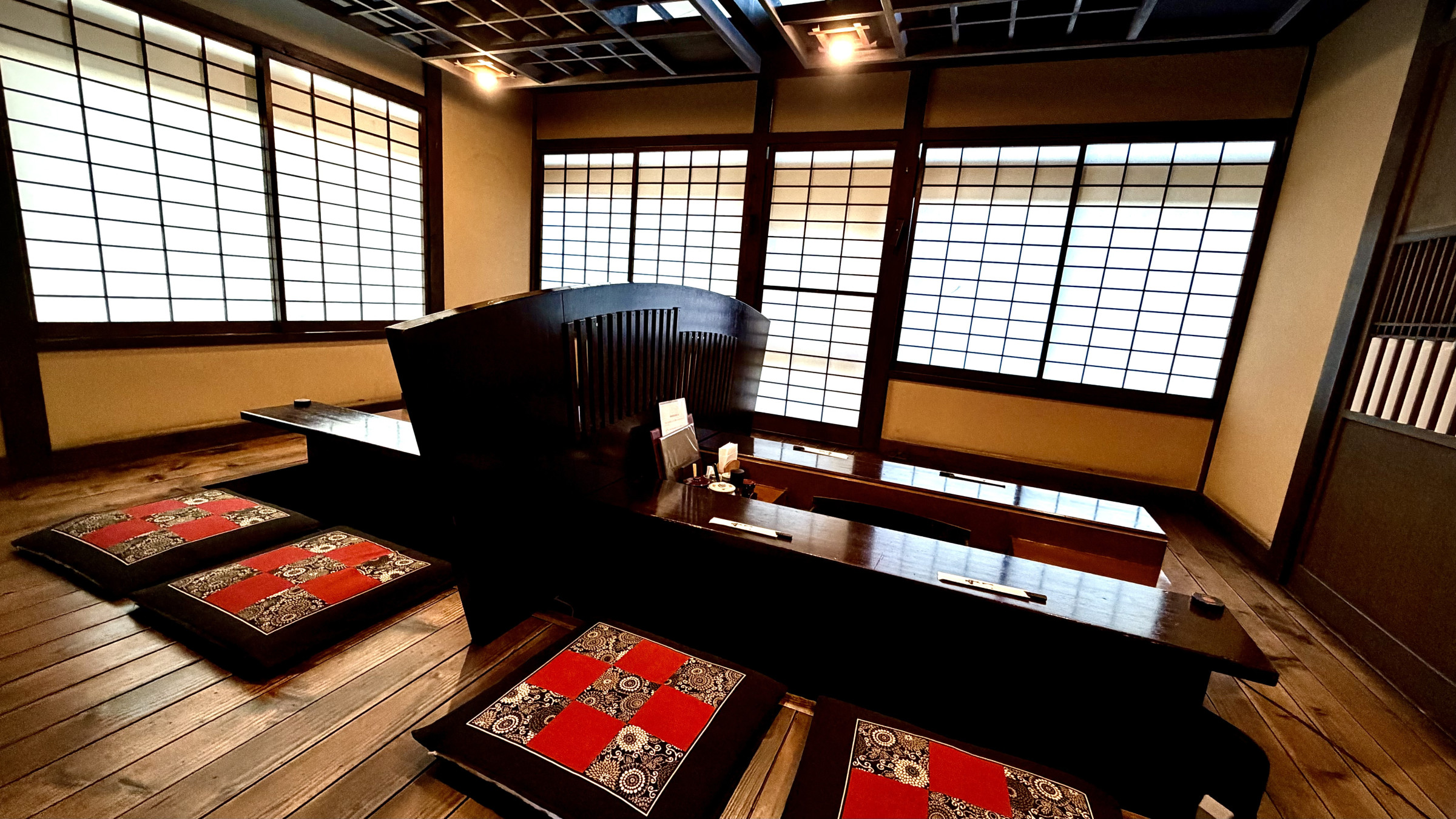 ゆったり座れる掘りごたつ席